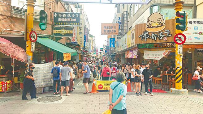 新冠肺炎疫情进入高原期，民眾利用连假出门透气，台南市端午节连假游客较一般周休二日假期略增，国华、海安商圈与河乐广场，4日下午都出现逛街人潮。（程炳璋摄）