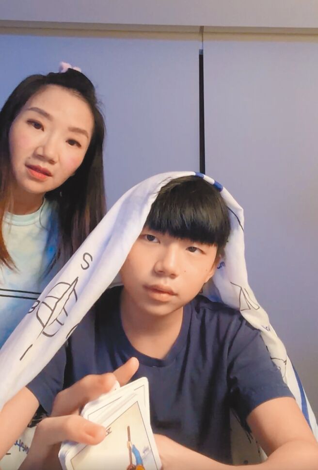 陶晶莹（左）日前跟儿子小龙开直播替网友占卜。（摘自脸书）