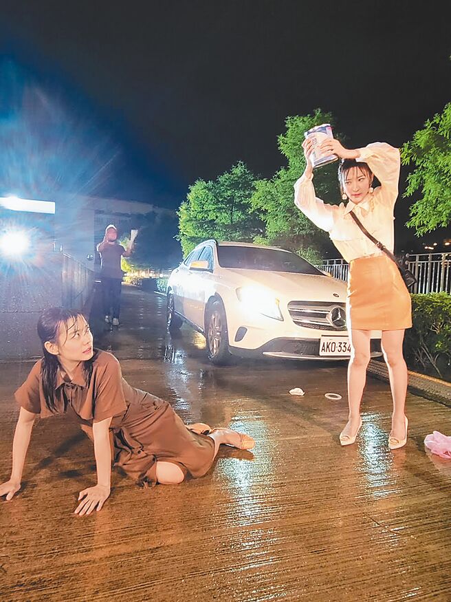 羅巧倫（右）對林雨宣使壞，讓觀眾看不下去留言謾罵。（民視提供）