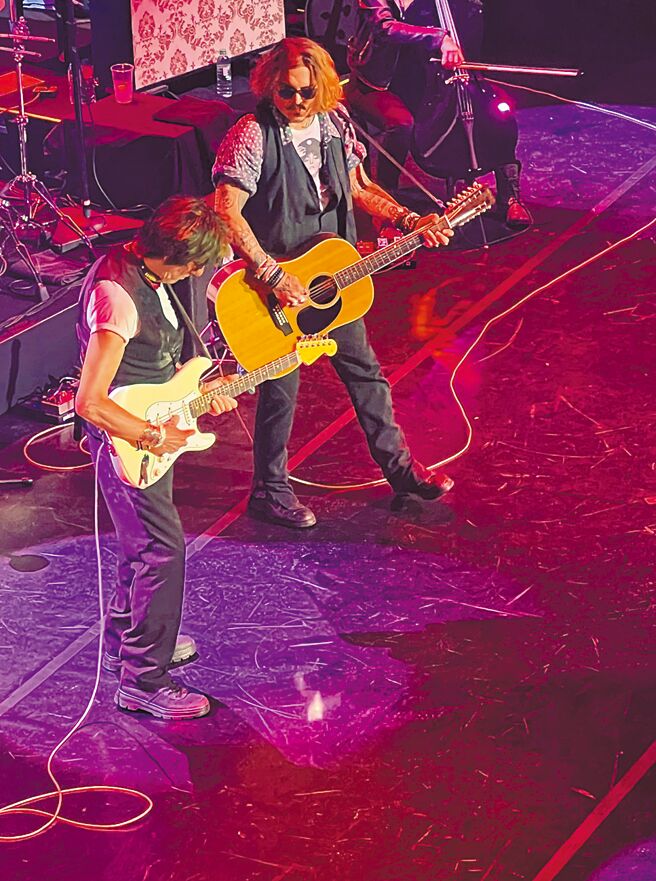 强尼戴普（右）已连续多日出席吉他手好友杰夫贝克演唱会担任表演嘉宾。（路透）