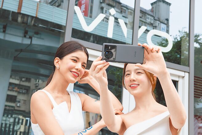 vivo X80旗舰机推出极夜黑、都市蓝2色，定价2万7990元。（vivo提供）