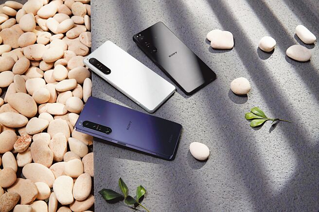 Sony Xperia 1 IV的12GB／256GB推出幻境紫、冰雾白、夜瑟黑3色，定价3万6990元；12GB／512GB推出幻境紫、夜瑟黑2色，定价3万9990元。（Sony提供）