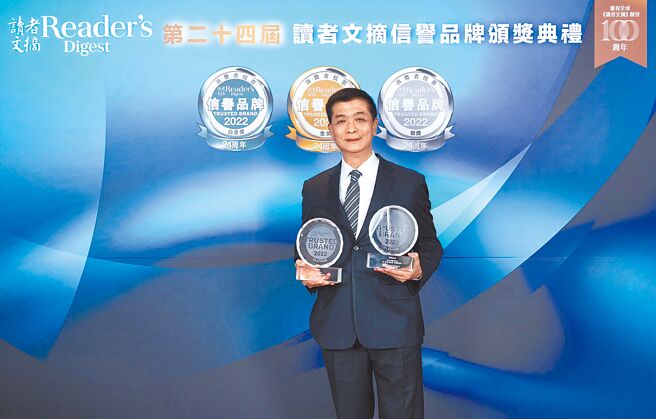 日立冷气荣获信誉品牌空调业界唯一双白金奖肯定，总经理罗淮正出席颁奖典礼。（日立冷气提供）