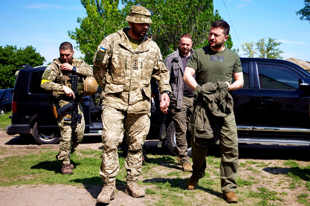 乌克兰总统泽伦斯基（Volodymyr Zelensky）5日亲访乌克兰南部、东部前线地区慰问士兵。图为他在南部城市札波罗热（Zaporizhzhia）视察的画面。（图／路透社）(photo:ChinaTimes)