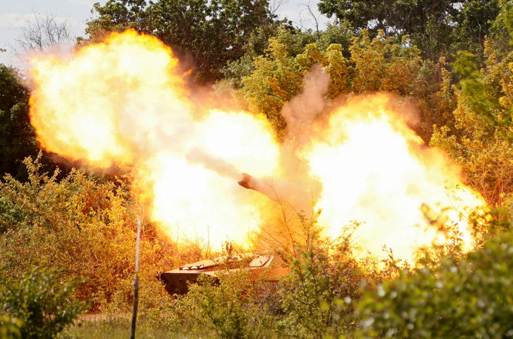 亲俄部队5月24日向乌东战略城市北顿内茨克（Sievierodonetsk）方向发射2S1 Gvozdika 自走榴弹砲的画面。（路透）(photo:ChinaTimes)