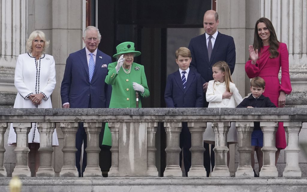 英国女王「白金禧」盛会（Platinum Jubilee）昨(5)在本人惊喜现身白金汉宫露台拉下帷幕。(图/美联社)(photo:ChinaTimes)