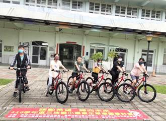 以後騎車上學 三埤國小6畢業生獲贈自行車