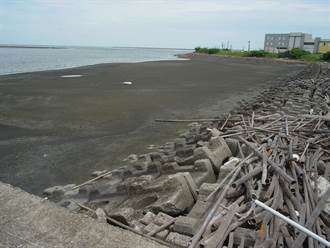台西港小沙灘被譽為「戲水祕境」 海巡人員籲勿到危險海域