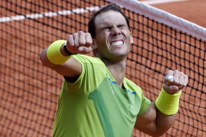 纳达尔夺冠后向场边做出挥拳的庆祝动作。（美联社）