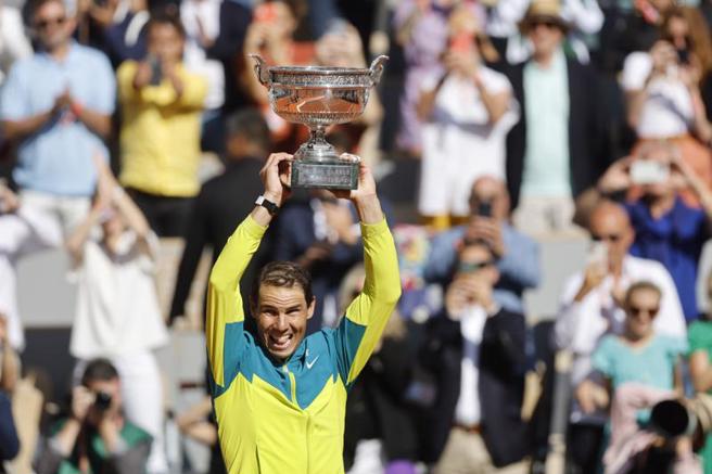 纳达尔生涯第14度高捧火枪手杯。（美联社）
