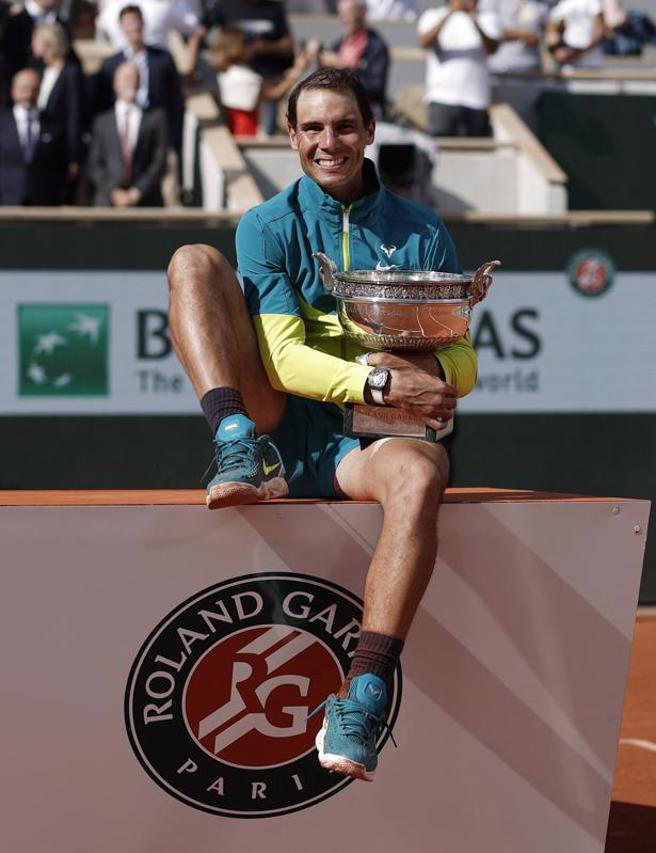 纳达尔俏皮的坐在颁奖台上与火枪手杯合照。（路透）