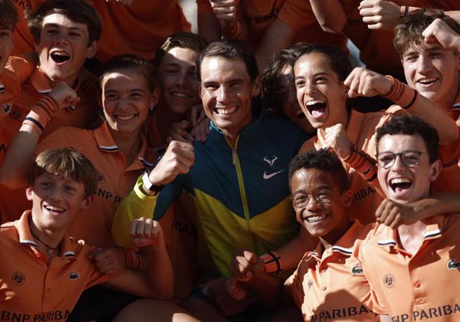 人气爆棚的纳达尔夺冠后与法网球僮开心合照。（路透）