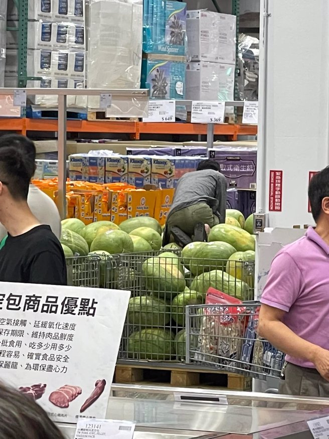 该名男子没脱鞋就爬进西瓜堆，卫生疑虑引发网友堪忧。（图／翻摄自爆怨公社）