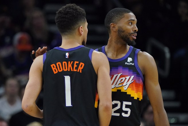 布瑞吉斯(右)批评太阳太过轻敌才会遭到独行侠淘汰。(美联社资料照)