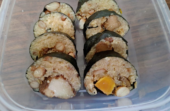 原PO分享妈妈创意，吃不完的粽子被做成「寿司」。（翻摄爆废公社公开版脸书）