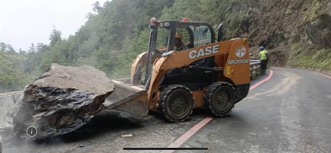 因天候不佳，南横公路不时有落石发生，图为工作人员正在排除路况。（甲仙工务段提供／林瑞益高雄传真）