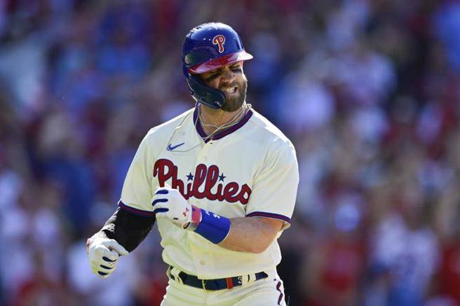 费城人哈波击出满贯全垒打，振奋挥拳。（美联社）