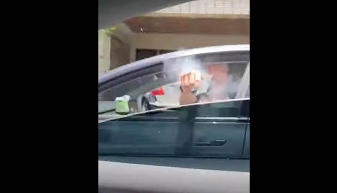 宜蘭市某特斯拉充電站5日，1名林姓男子以「爸爸過世」為理由，拍正在充電陳姓男子的車，要他讓位，陳男未讓被嗆，在路口停車林隔窗比中指挑釁叫罵「讓個位置會怎樣？」等話語，接著朝對方車內掃射BB彈。（翻攝網路／吳佩蓉宜蘭傳真）