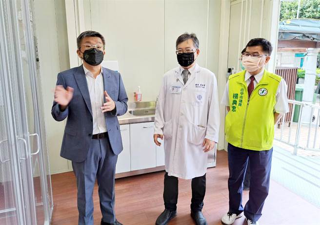 蔡其昌（左）及楊典忠（右）特在童敏哲總院長（中）陪同下，瞭解童醫院組合式負壓隔離艙的安置流程。（陳世宗攝）
