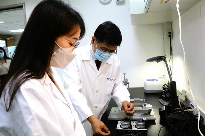 陽明交大傳統醫藥研究所教授蔡東湖（後）與博士生楊淩（前）正在準備微透析探針的前置作業。（陽明交大提供／林志成台北傳真）