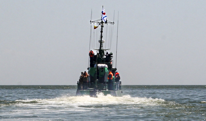 俄罗斯黑海舰队2022年5月30日巡逻乌克兰战略要地马立波（Mariupol）海港的画面。（美联社）