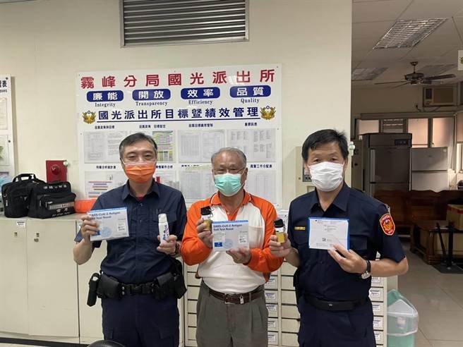 霧峰警分局國光派出所警友站站長鄭榮貴以警友站名義捐贈快篩劑＋辣椒水給國光派出所。（霧峰警分局提供／馮惠宜台中傳真）