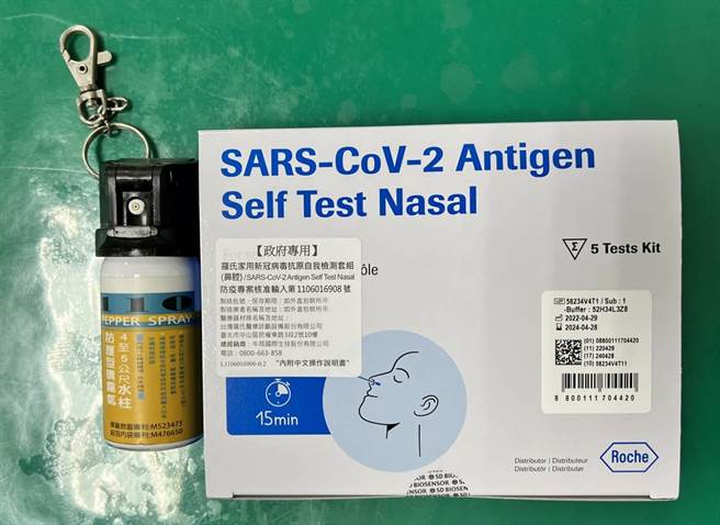 霧峰警分局國光派出所警友站站長鄭榮貴以警友站名義捐贈快篩劑＋辣椒水給國光派出所。（霧峰警分局提供／馮惠宜台中傳真）