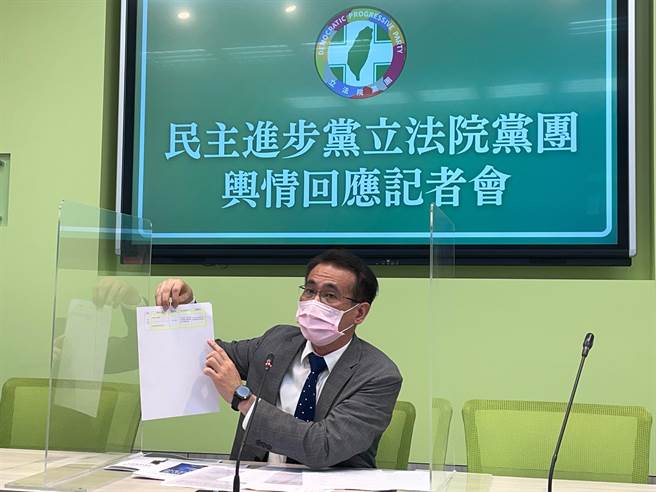 民進黨立法院黨團幹事長鄭運鵬今（6日）表示，不是指揮中心不盡人情，很多家屬因誤解造成儀式、道別的遺憾。（葉書宏攝）