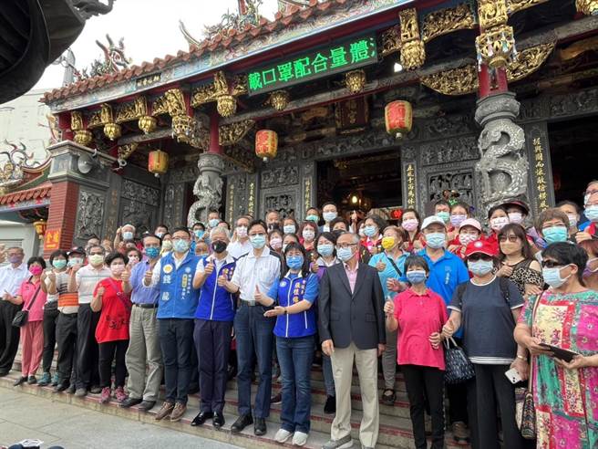 国民党桃园市长参选人张善政6日至桃园市芦竹区五福宫参拜。（陈梦茹摄）