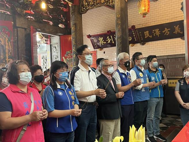 国民党桃园市长参选人张善政6日至桃园市芦竹区五福宫参拜。（陈梦茹摄）