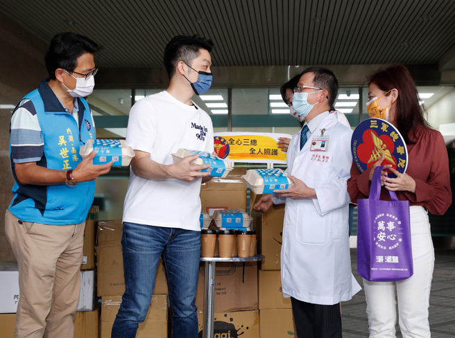 國民黨台北市長參選人蔣萬安立委（左二）6日至三軍總醫院送餐，用行動挺醫護人員在疫情期間的付出。(陳怡誠攝)