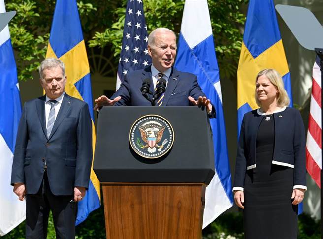 美国总统拜登（中）今年5月中旬在白宫会晤到访的芬兰总统尼尼斯托（左）、瑞典首相安德森，讨论芬兰、瑞典两国加入北约等问题。（摘自中新社）