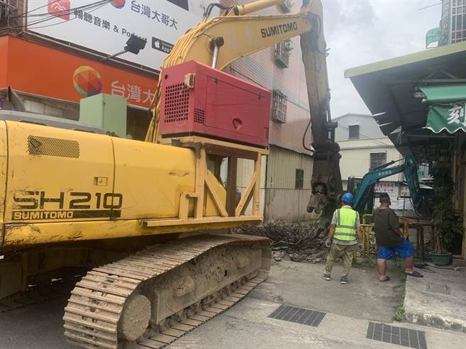 引发争议的大里内新零售市场巷道通行及牌楼保存纠纷，经市府认定该巷道为「既成道路」，并完成公告手续后，6日动用怪手拆除围篱，恢復通行。（市议员李天生提供／冯惠宜台中传真）