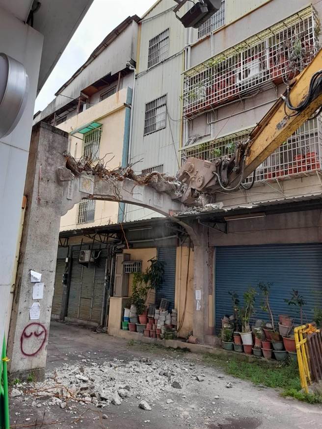 市府动用怪手拆除大里内新零售市场巷道巷道围篱，唯居民想保留的50年牌楼则经判定不具文资价值，且已遭到局部破坏，在安全顾虑下，一併着手拆除。（市议员李天生提供／冯惠宜台中传真）
