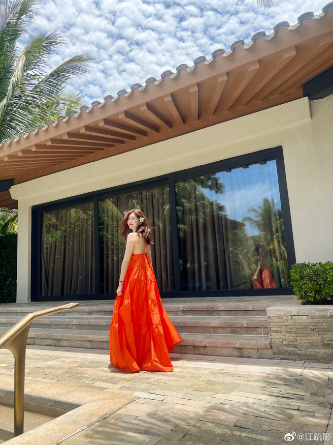 江疏影穿搭散發渡假氛圍。（圖／取材自江疏影微博）
