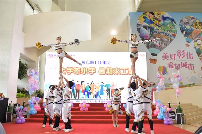 暑假工读机会来了，彰县府再开出100名工读机会，甄选有志的大学生，在暑假期间到各国中小学「大手牵小手」来推动课程，报名即日起至6月21日止，採线上报名，详情请上彰化县府教育处网站。（吴敏菁摄）