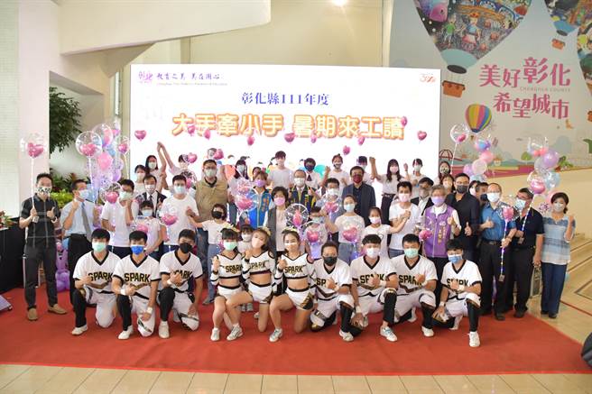 暑假工读机会来了，彰县府再开出100名工读机会，甄选有志的大学生，在暑假期间到各国中小学「大手牵小手」来推动课程，报名即日起至6月21日止，採线上报名，详情请上彰化县府教育处网站。（吴敏菁摄）