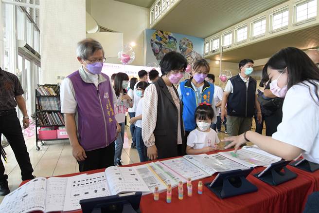 暑假工读机会来了，彰县府再开出100名工读机会，甄选有志的大学生，在暑假期间到各国中小学「大手牵小手」来推动课程，报名即日起至6月21日止，採线上报名，详情请上彰化县府教育处网站。（吴敏菁摄）