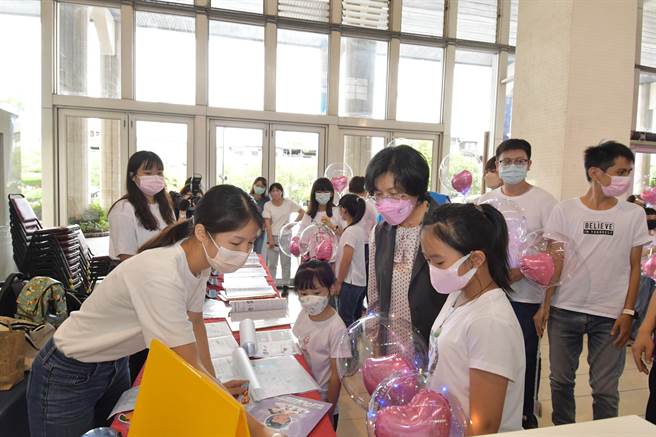 暑假工读机会来了，彰县府再开出100名工读机会，甄选有志的大学生，在暑假期间到各国中小学「大手牵小手」来推动课程，报名即日起至6月21日止，採线上报名，详情请上彰化县府教育处网站。（吴敏菁摄）
