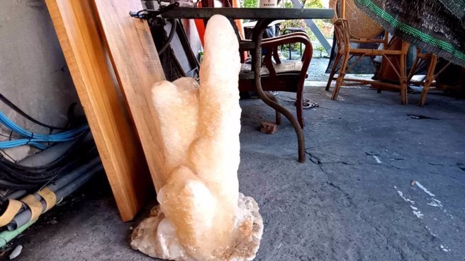 高雄鼓山区一名屋主发现自家门口造景价值新台币10万元的钟乳石不翼而飞，警方接获报案循线追查到担任环保回收工作的林姓男子，林男说以为只是别人弃置的「破石头」，急物归原主。（中央社提供）