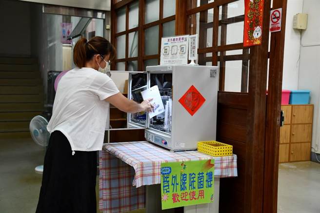 花莲吉安乡立图书馆满足疫情下的阅读需求，6月起推出「好书免费寄到家」服务，且借还书前后都会用紫外线、酒精消毒，让读者在家安心阅读浩瀚书海。（吉安乡公所提供／罗亦晽花莲传真）