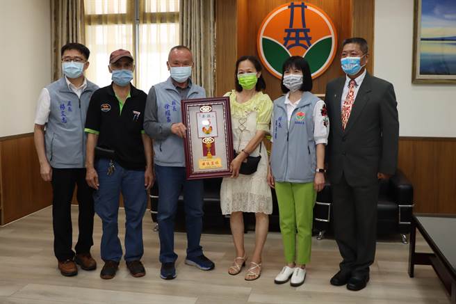 苗栗县长徐耀昌接见表扬邱燕清。（苗栗县政府提供／李京升苗栗传真）
