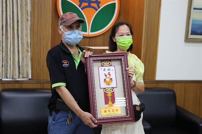 邱燕清荣获中华民国第29届全国十大杰出爱心妈妈「慈晖奖」。（苗栗县政府提供／李京升苗栗传真）