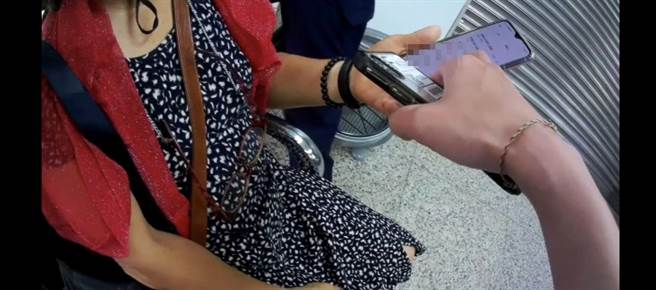 警方到场发现张妇手机有多通「＋886」高风险可疑号码通联，因而劝导妇人说出实情，也成功帮妇人保住老本。（台中市第二分局／冯惠宜台中传真）