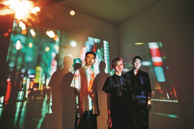 青虫樂團由主唱(中)吉尼、吉他手(左)郭宏、Bass(右)Alan組成。（青虫樂團提供）