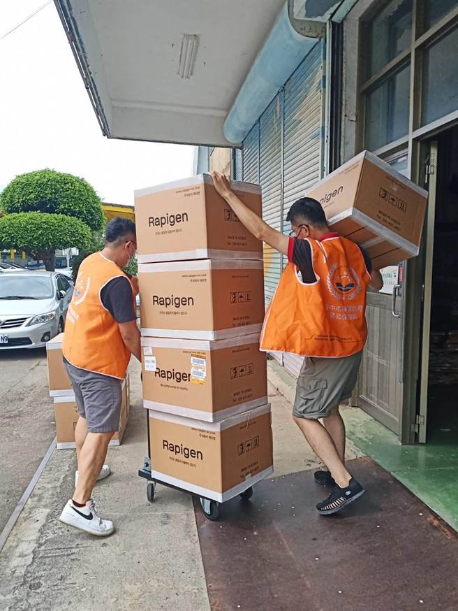 台中市「温暖助防疫」计画，补习班为教育类第1优先发放对象， 6日于神冈国小发放。（台中市教育局提供／陈淑娥台中传真）