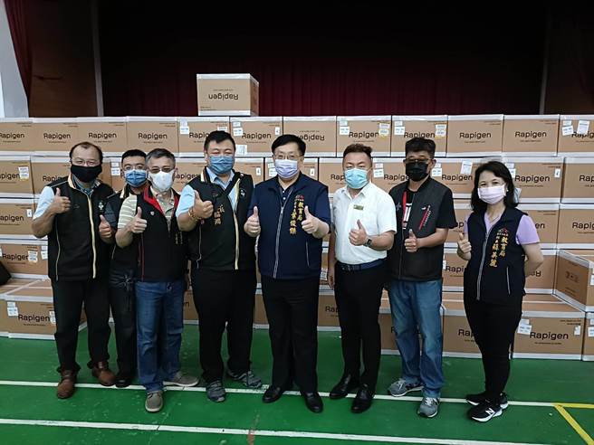 台中市「温暖助防疫」计画，补习班为教育类第1优先发放对象， 6日于神冈国小发放。（台中市教育局提供／陈淑娥台中传真）