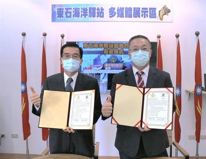 巡署中部分署與吳鳳科技大學6日於海巡署東石海洋驛站，舉行簽署認養合作契約暨揭牌儀式。（海巡中部分署提供）