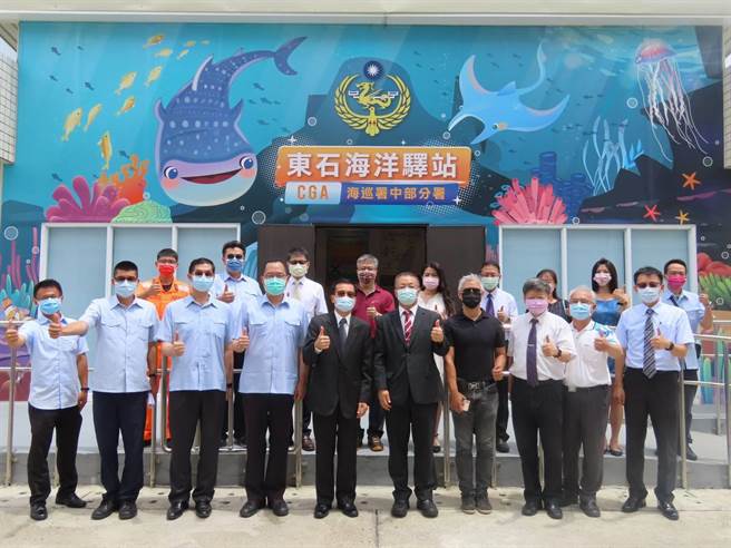 巡署中部分署與吳鳳科技大學6日於海巡署東石海洋驛站，舉行簽署認養合作契約暨揭牌儀式。（海巡中部分署提供）