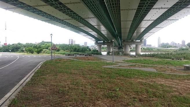 河雙21河濱兒童遊戲場位於洲美快速道路下方，擁有足夠遮蔭空間，盡情跑跳不怕曬。（北市水利處提供／張芷瑜台北傳真）